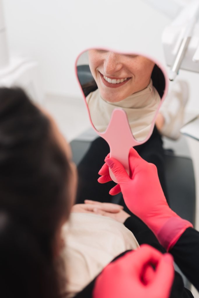 Controllo dentale Frangini-Teglia: sorriso perfetto riflesso nello specchio. Servizi dentistici a febbraio 2024.