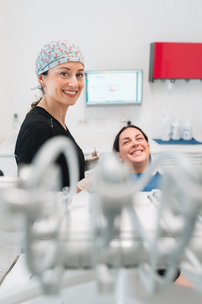 Studio dentistico Frangini Teglia: dentista sorridente con paziente. Servizio odontoiatrico di febbraio 2024.