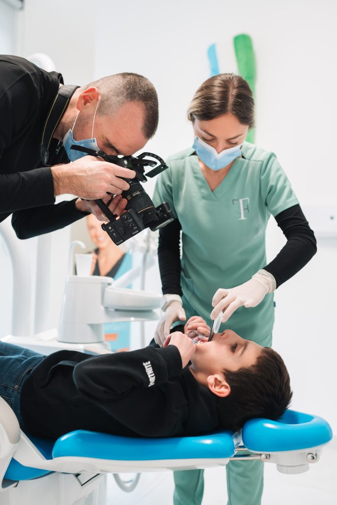 Studio dentistico Frangini Teglia: trattamenti odontoiatrici, foto servizio febbraio 2024. Paziente e dentista durante la cura.