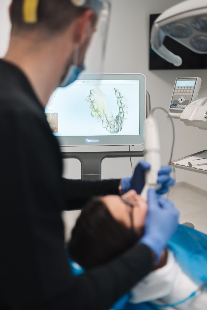 Trattamenti odontoiatrici: scansione intraorale digitale presso lo Studio Dentistico Frangini Teglia. Precisione e tecnologia avanzata.