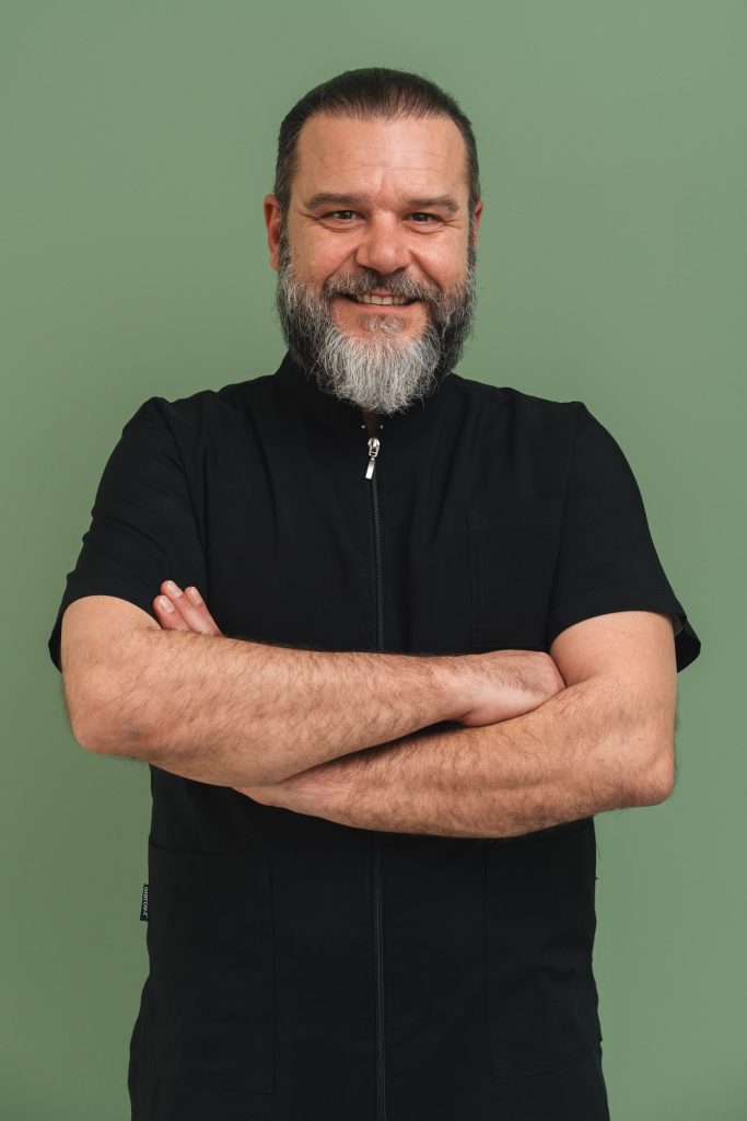 Studio dentistico Frangini Teglia: membro del team sorridente, professionalità e cura del paziente.