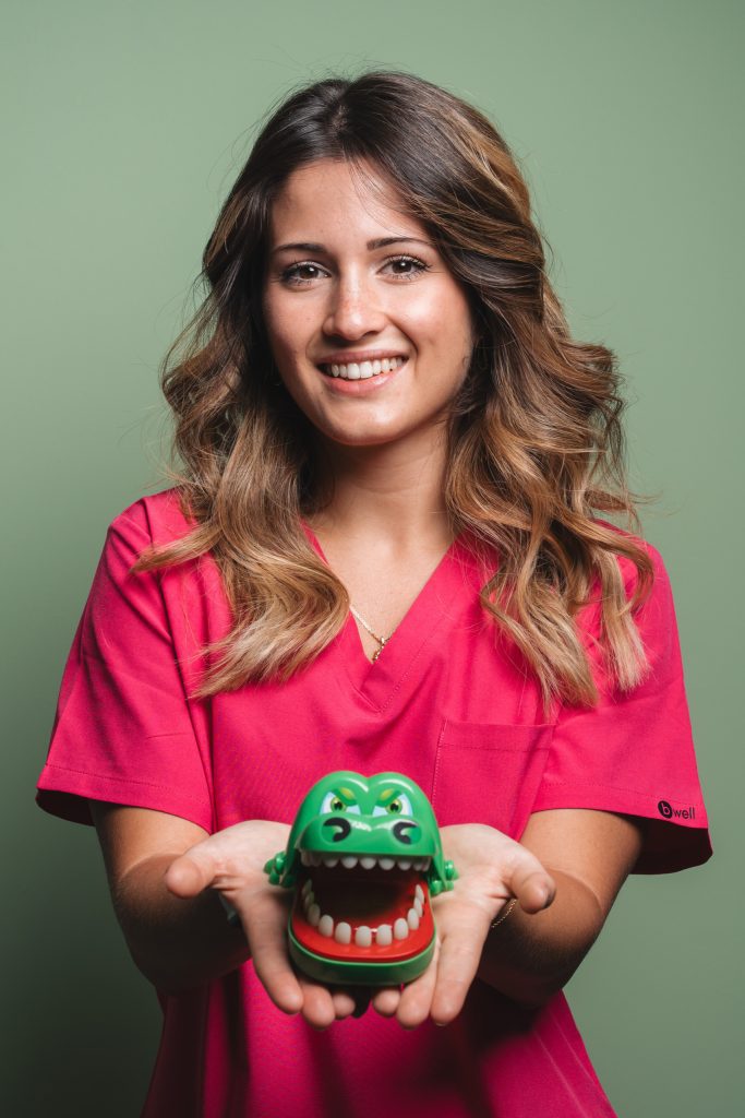 Frangini Teglia del team: Sorridente dentista con gioco a forma di coccodrillo. Team Frangini, cura dentale.